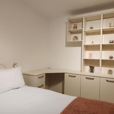 Elmdon House With 4 Spacious Bedrooms To Choose Birmingham Exterior photo